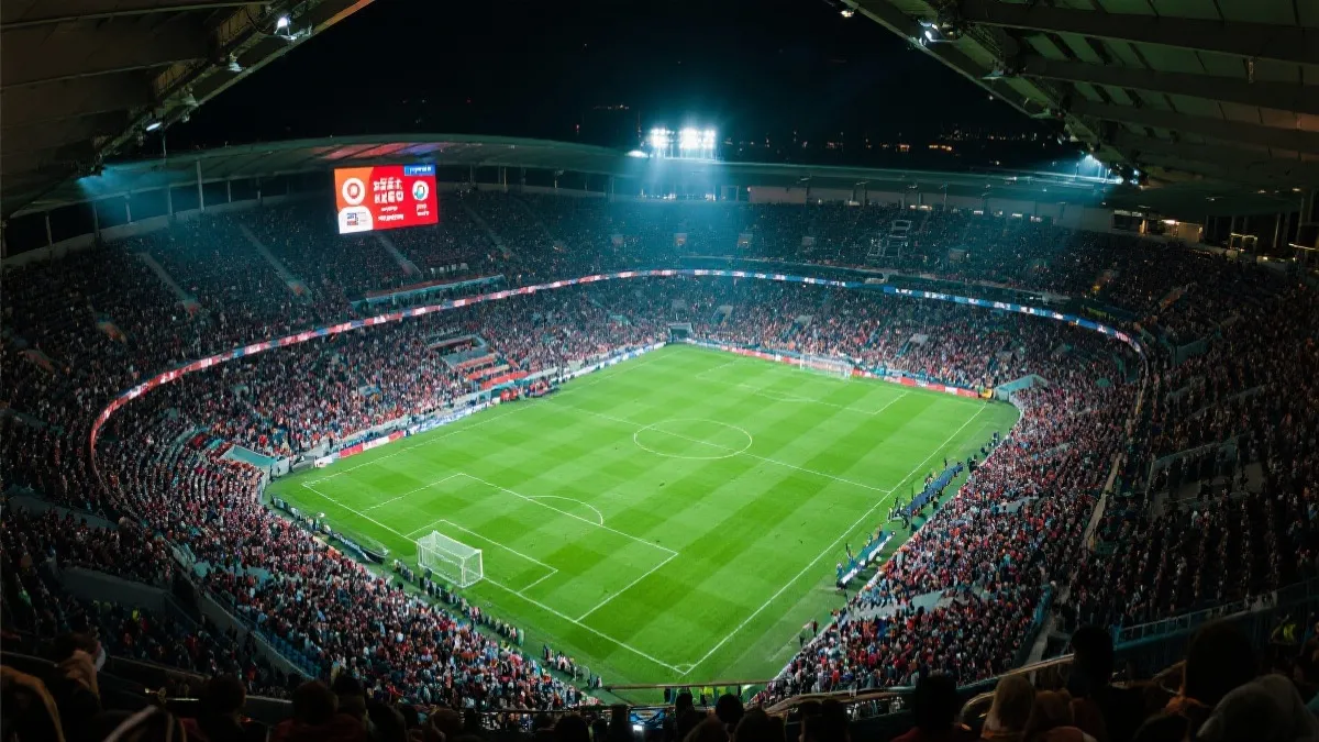 夜幕下灯光璀璨的世界杯比赛球场航拍视角